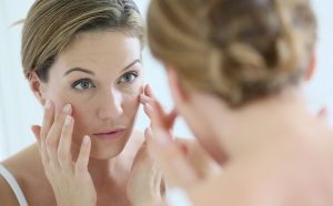 Restructurer les volumes du visage avec naturel grâce à l’acide hyaluronique